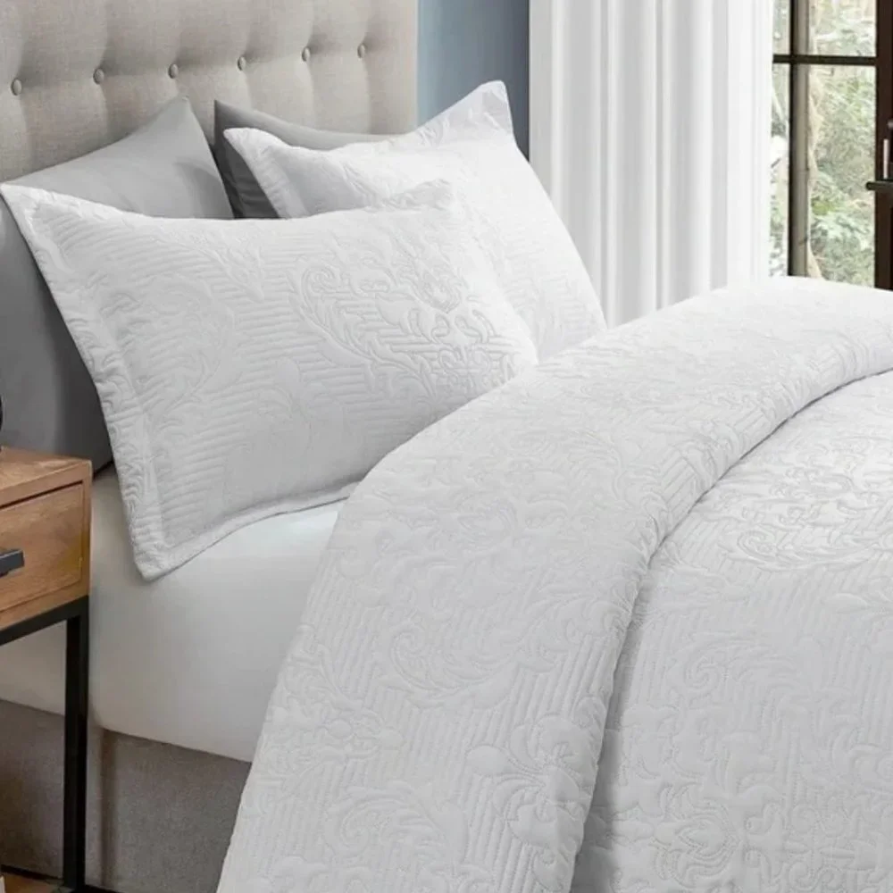 New White Queen Size Damask Woven Quilt Bedspread Blanket & Pillows